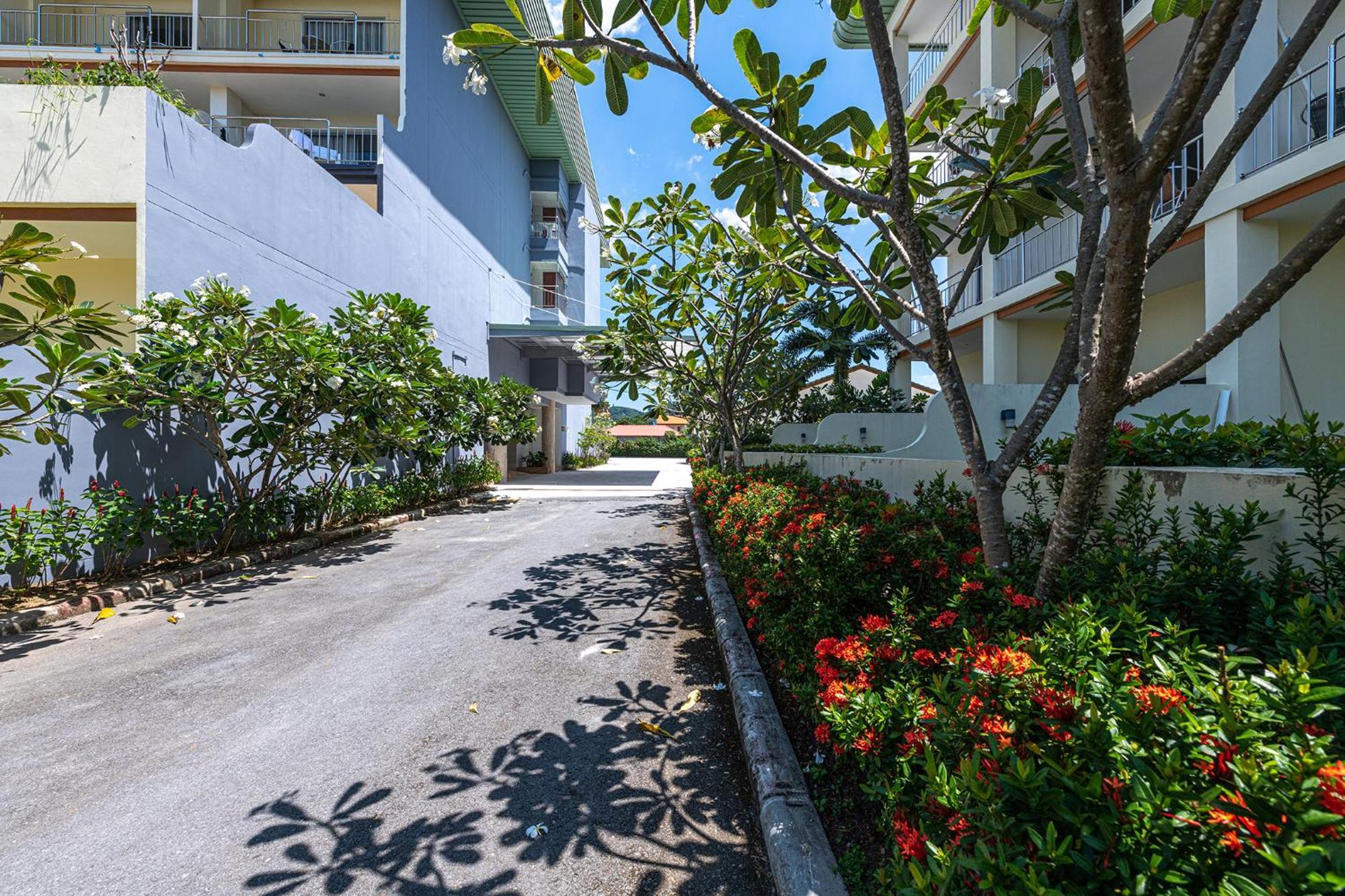 Blue Beach Grand Resort And Spa In Chalong Phuket By Dayuu Ban Saiyuan Exteriör bild
